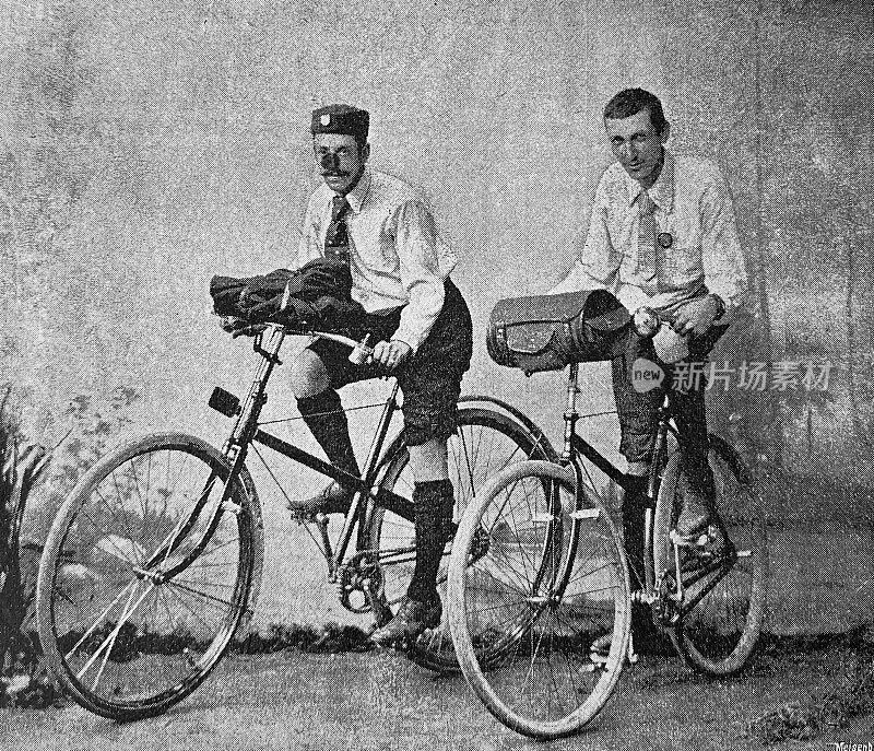 两个骑自行车的人坐在自行车上，在摄影棚拍摄