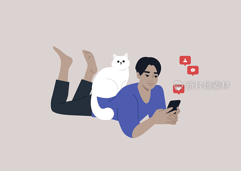 一个年轻的亚洲男性趴在他们的肚子上查看他们的手机通知，一只猫坐在他们的背上