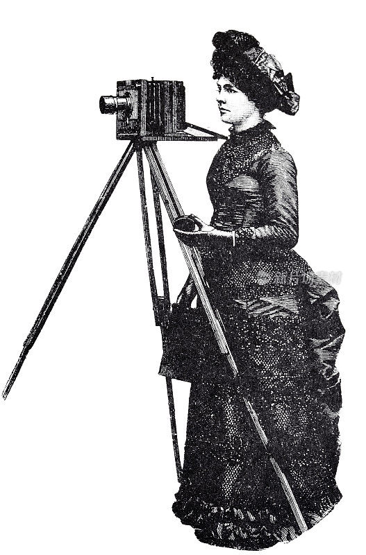 女摄影师站在三脚架上的相机上，侧视图，白色背景