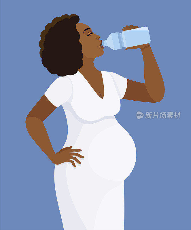 怀孕的非裔美国妇女正在喝水。孕期健康饮食。