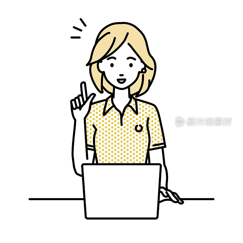 一个穿着马球衫的女人用手提电脑在她的桌子上用手指手势来获得想法