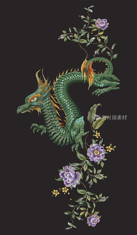 刺绣东方花卉图案与绿龙和玫瑰。