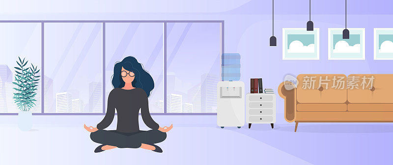 那女孩在办公室里冥想。这个女孩练习瑜伽。房间，办公室，落地灯，房间增长，带笔记本电脑的桌子，工作场所。矢量图
