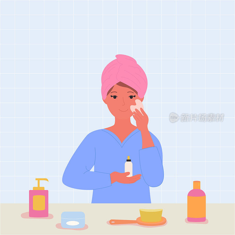 一个女人在浴缸里涂抹精华液并做按摩。