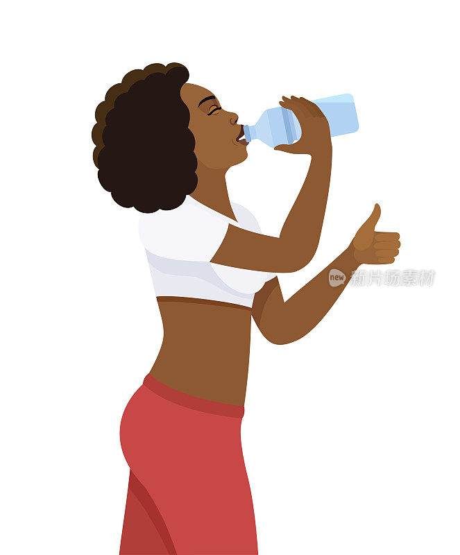 年轻漂亮的非裔美国女人在喝水。