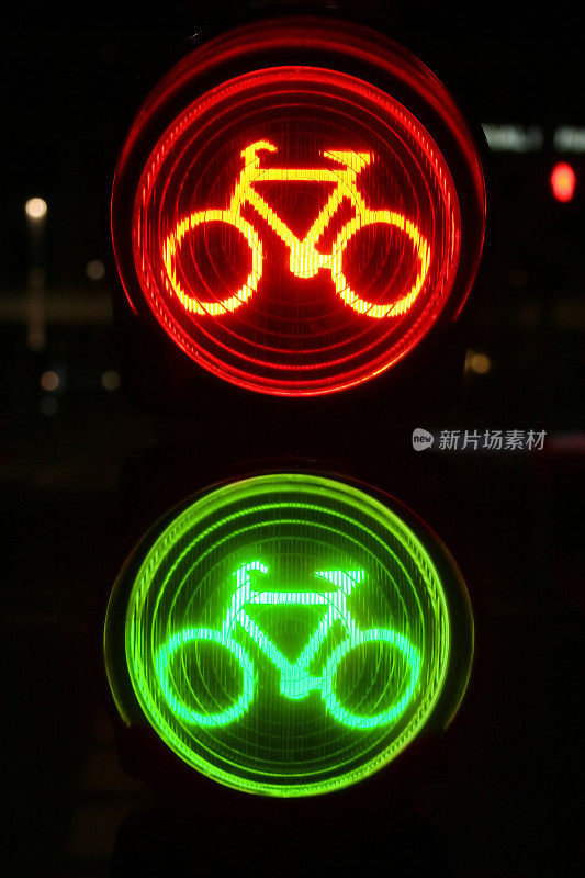 晚上骑自行车的人会看到红灯和绿灯