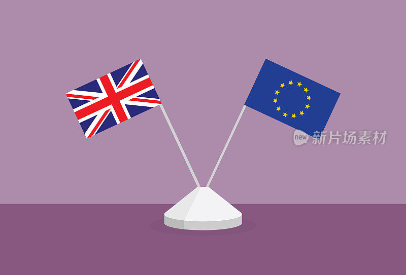 桌上摆着英国和欧元的旗帜