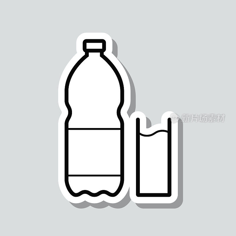 一瓶和一杯苏打水。灰色背景上的图标贴纸