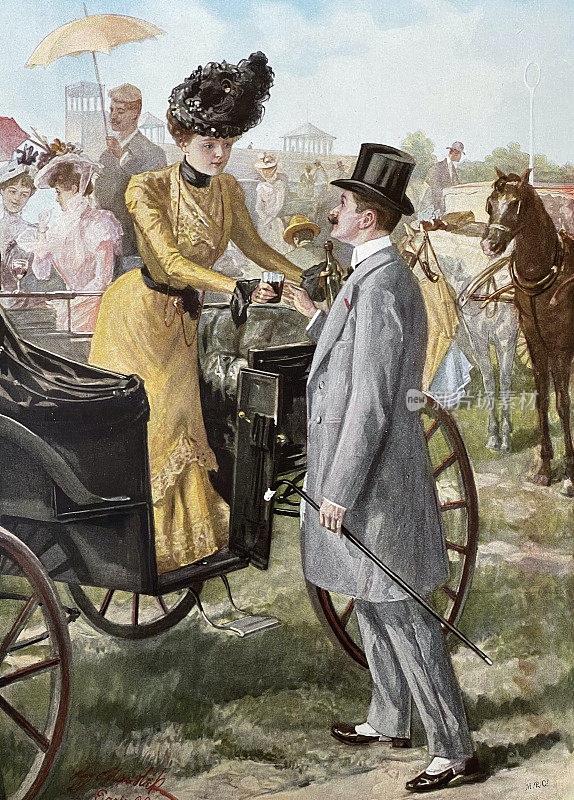 赛马时:一名男子扶一位优雅的黄衣女子下车