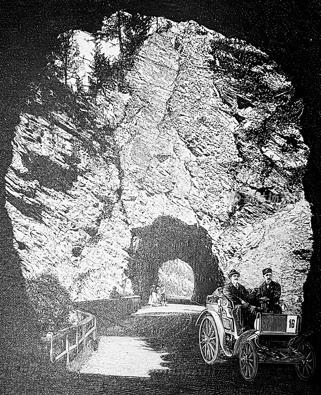 戴姆勒汽车在隧道中行驶