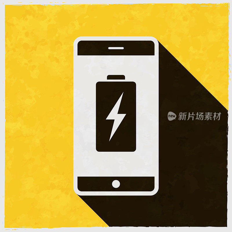 有电池充电符号的智能手机。图标与长阴影的纹理黄色背景