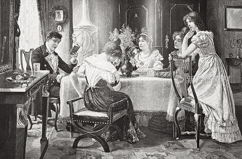 男人在餐桌上给女人读歌德的书《少年维特的烦恼》