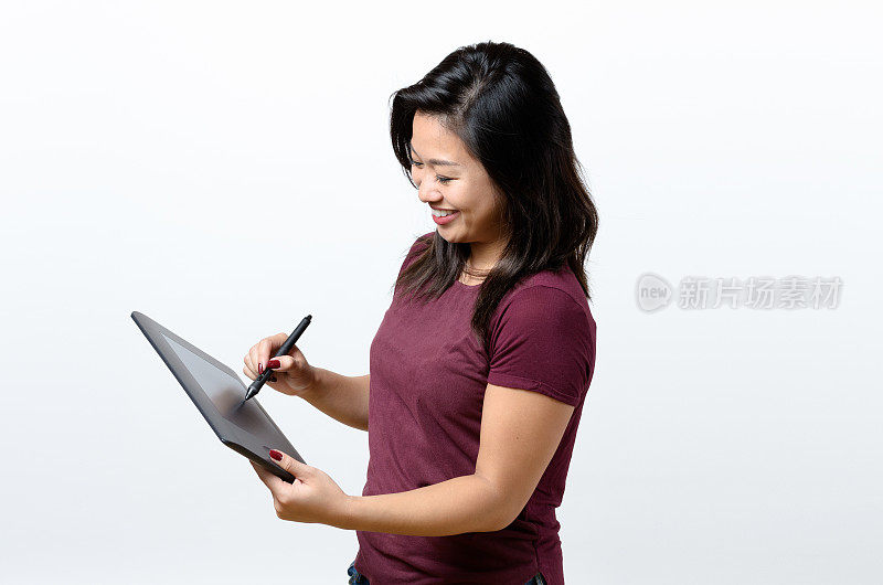 女性工作与绘图平板电脑