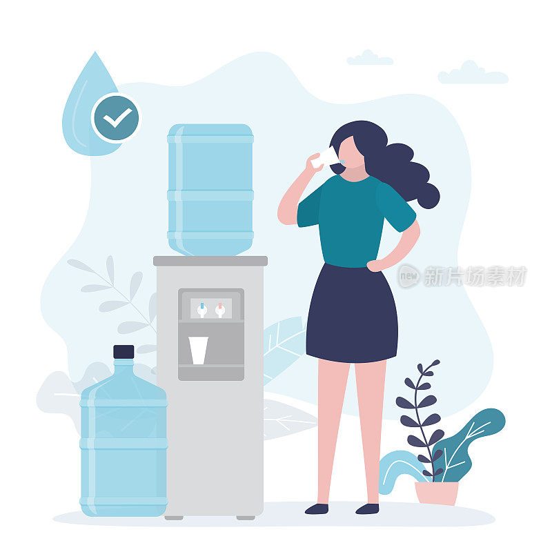 快乐的女人喝干净的瓶装水，冷却器里的净化液。办公室职员在休息时间喝水。健康的生活方式。纯水从冷却器。水箱里有水。