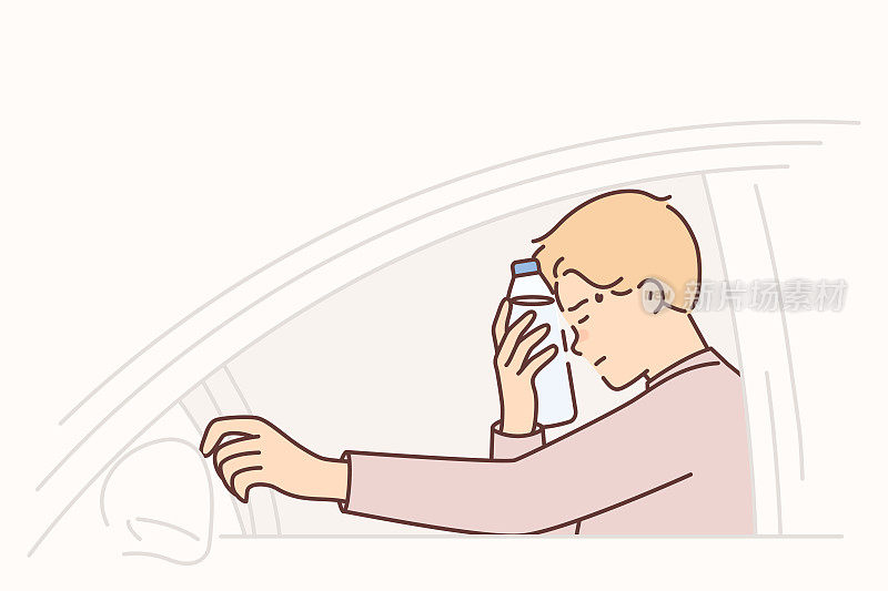 坐在方向盘后面的男司机把水瓶放在额头上感到头痛，闭上眼睛