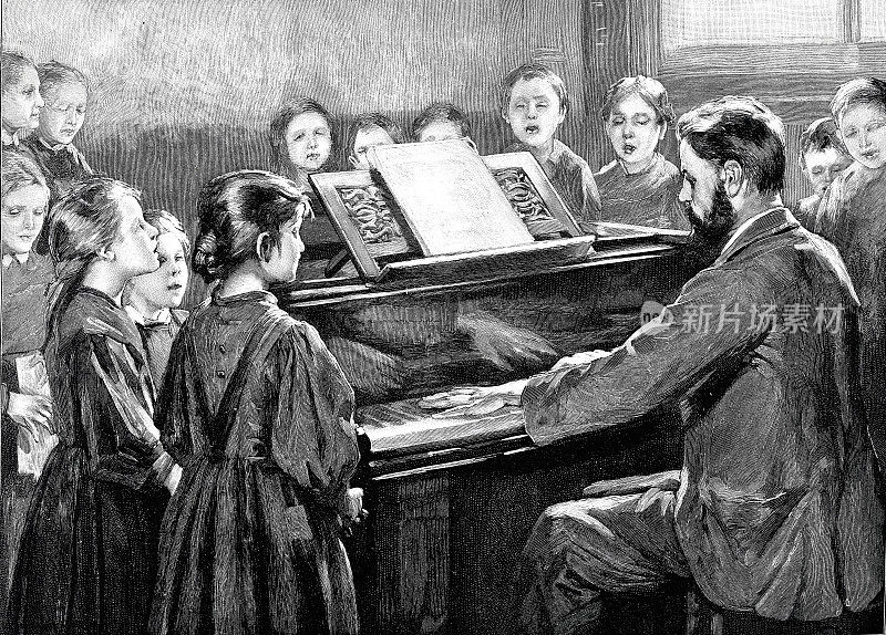 失明的孩子们在钢琴伴奏下唱歌