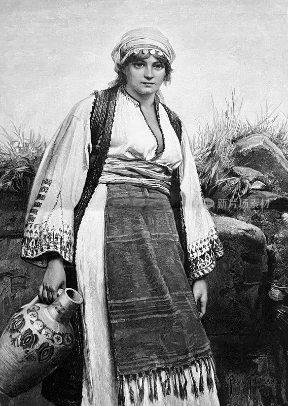 身穿传统服装的年轻女子手持水壶,站在户外