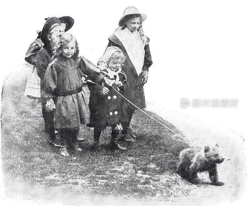 四个女孩牵着一只小熊在户外散步，手里拿着一根绳子