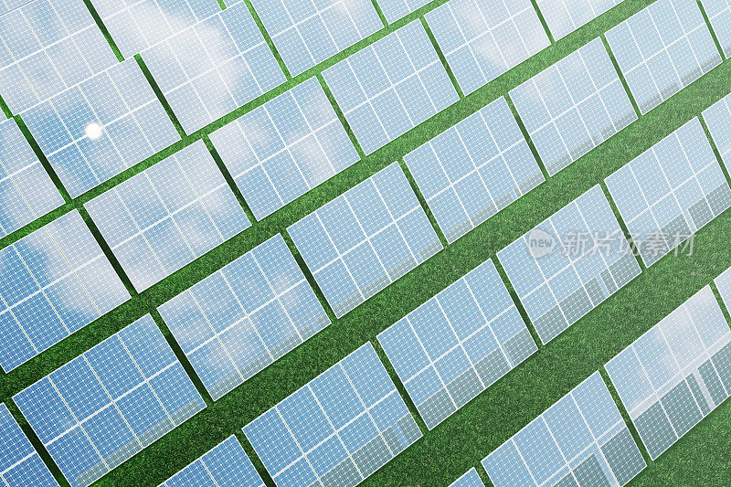 3D插图太阳能电池板与云彩。能源和电力。替代能源，生态或绿色发电机。电力、生态、技术、电力。