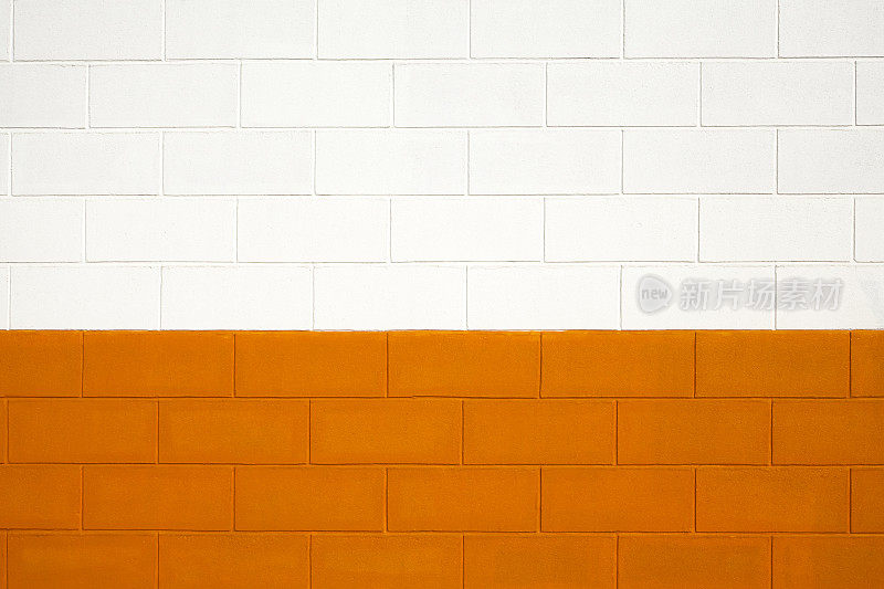 砖墙漆成白色和橙色，背景满边框。
