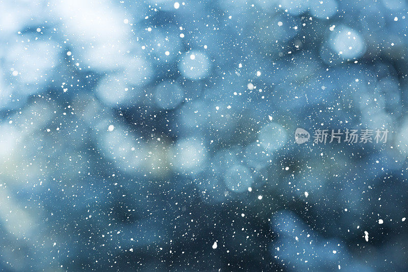 冬天的场景-雪花在模糊的背景