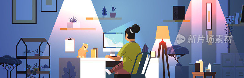 劳累过度的女商人自由职业者看着电脑屏幕女人坐在工作场所与猫