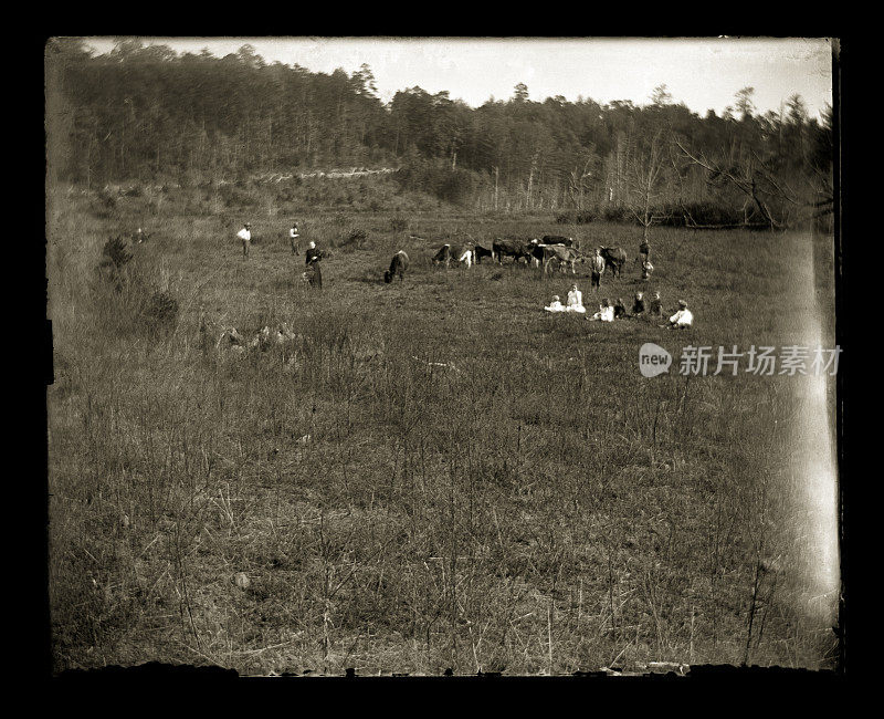 在牧场野餐维多利亚时代的照片,大约1890年