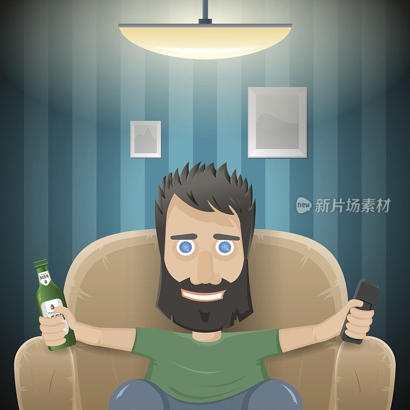 单身男人喝着啤酒坐在沙发上看电视。