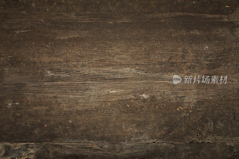 头顶上的旧深棕色木桌