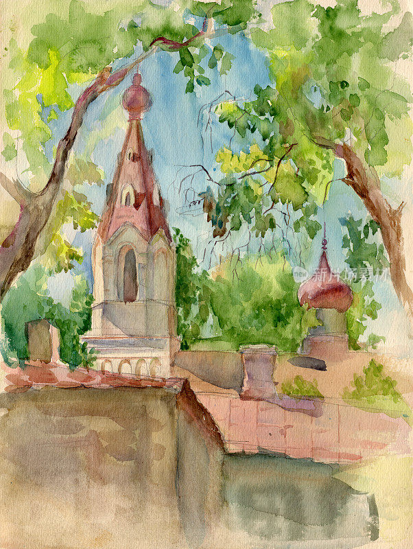 水彩画阳光明媚的风景。基辅圣尼古拉斯教堂，一座有着斜屋顶和洋葱圆屋顶的钟楼，坐落在古树丛中