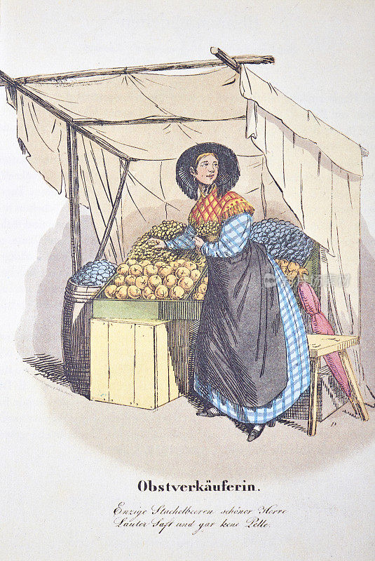 在市场摊位上卖水果的女商贩
