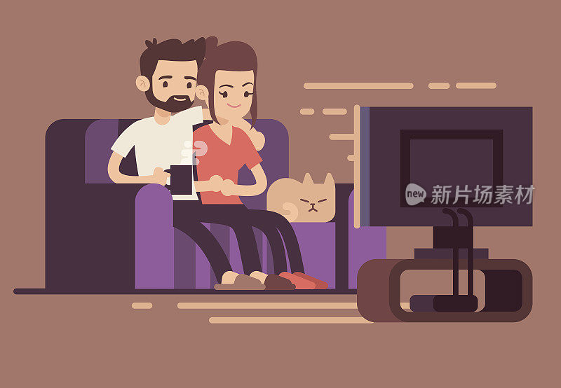 轻松愉快的年轻夫妇在客厅看电视