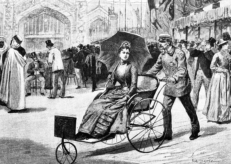 1889年巴黎世界博览会——马尔斯广场，一名男子推着一名坐轮椅出租车的女子