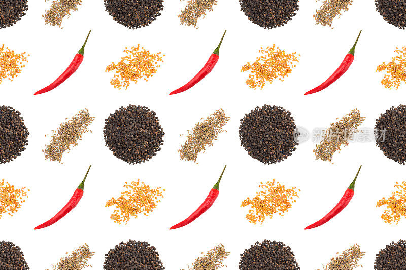 无缝的香料图案与红辣椒荚，成堆的黑胡椒，葫芦巴，孜然(耶拉)在白色背景