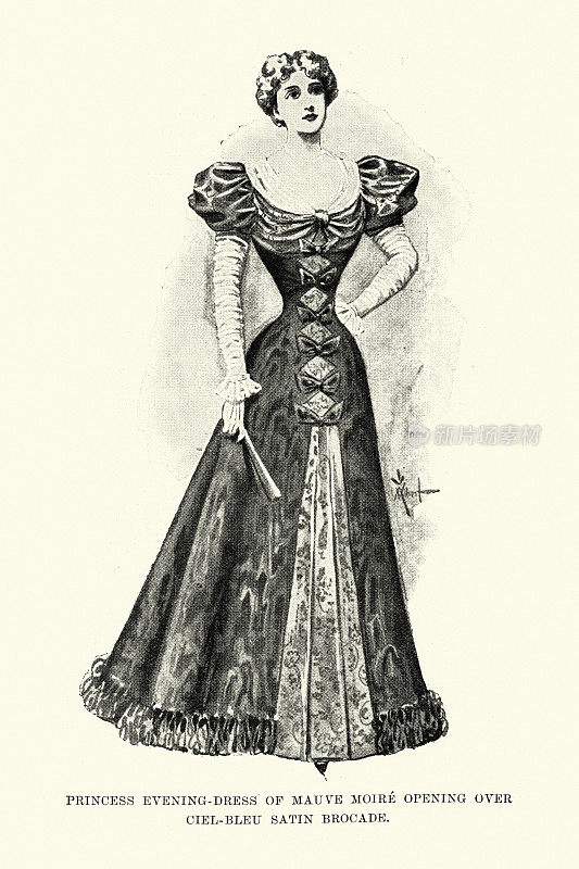 19世纪90年代维多利亚时代的女士时装，淡紫色云纹公主晚礼服开在淡蓝色缎子锦缎上