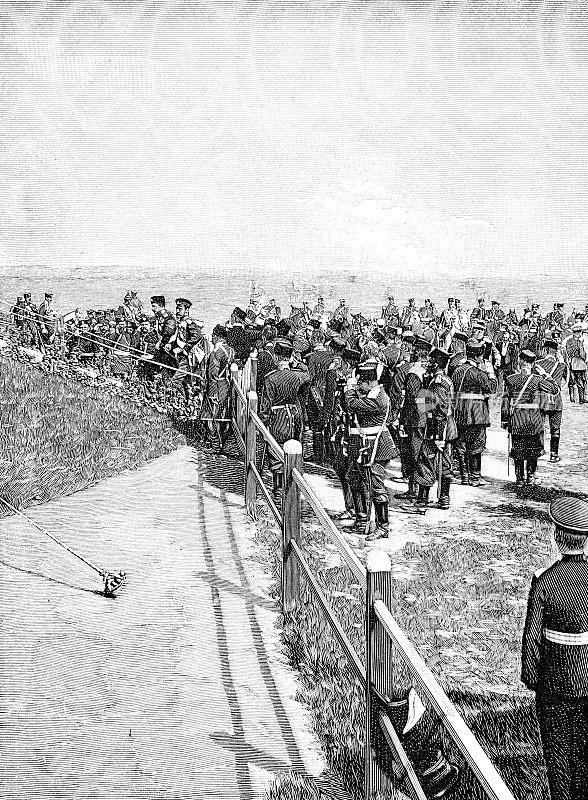 德国皇帝夫妇在圣彼得堡参观时，人们站在栅栏前