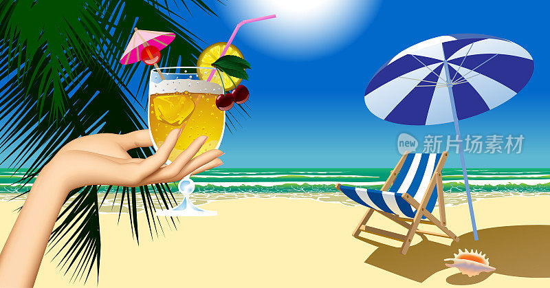 女人的手拿着水果鸡尾酒，沙滩椅和雨伞对着大海