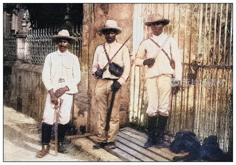 古老的黑白照片:古巴士兵手持大砍刀