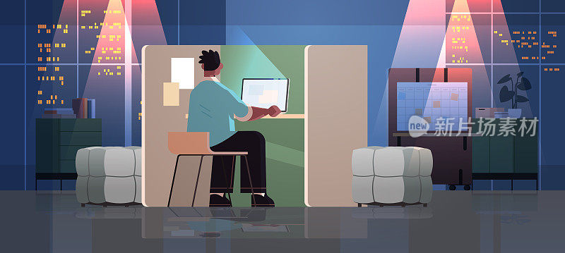过度劳累的商人自由职业者看着笔记本电脑屏幕的人坐在黑暗的办公室房间的工作场所水平