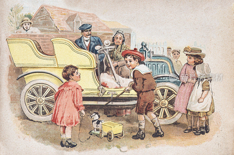 家庭和孩子与老式汽车1900