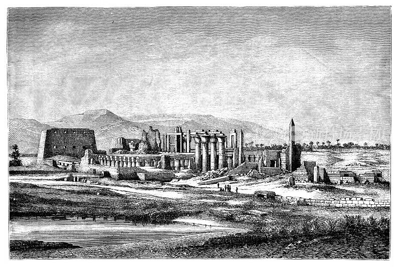 卡纳克神庙建筑群的历史视图，卢克索，上埃及。前景是圣湖。卡纳克神庙被认为是世界上建造的最大的祭祀场所之一