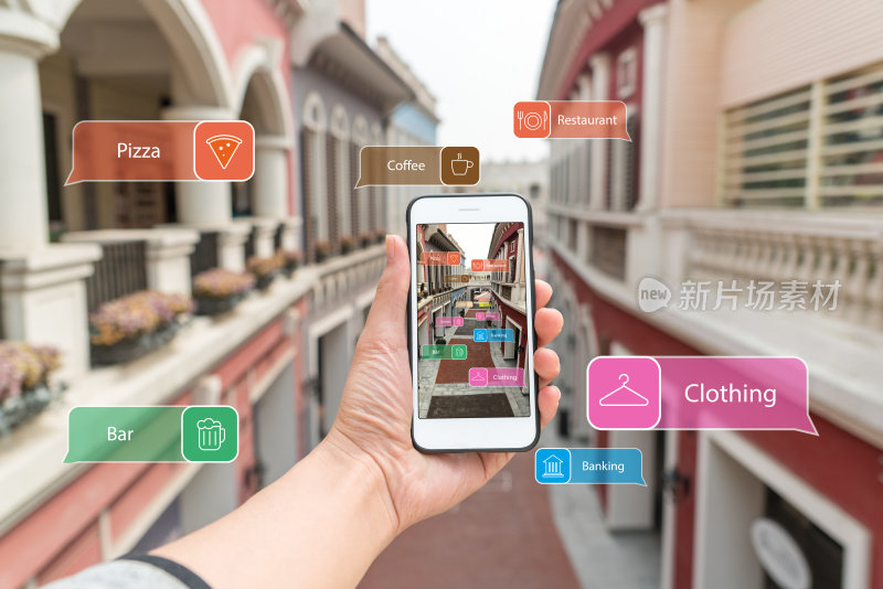 增强现实营销街。手持智能手机使用AR应用检查信息