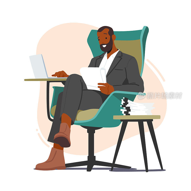 黑人作家或编辑坐在扶手椅上在笔记本电脑上打字。创作或编辑文本的人
