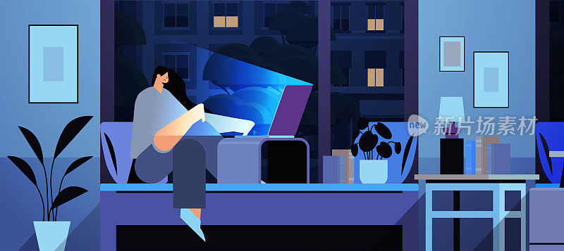 过度劳累的女商人自由职业者看着电脑屏幕女孩坐在床上在黑暗的夜晚，在家里的房间