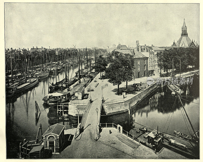 船只和驳船停泊在荷兰鹿特丹的河上，这是一张19世纪的复古照片