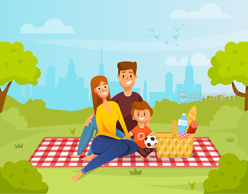 快乐的家庭放松野餐。妈妈，爸爸和儿子在公园里。