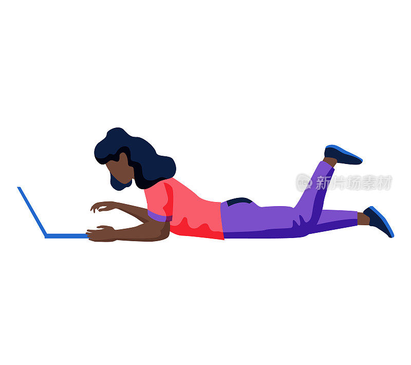 非洲女性自由职业者，学生在网上学习工作或学习笔记本电脑躺在地板上