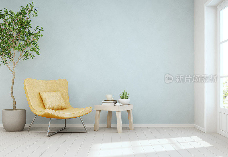 木质地板上的室内植物和咖啡桌以蓝色的混凝土墙为背景，明亮的北欧别墅客厅门边的黄色椅子