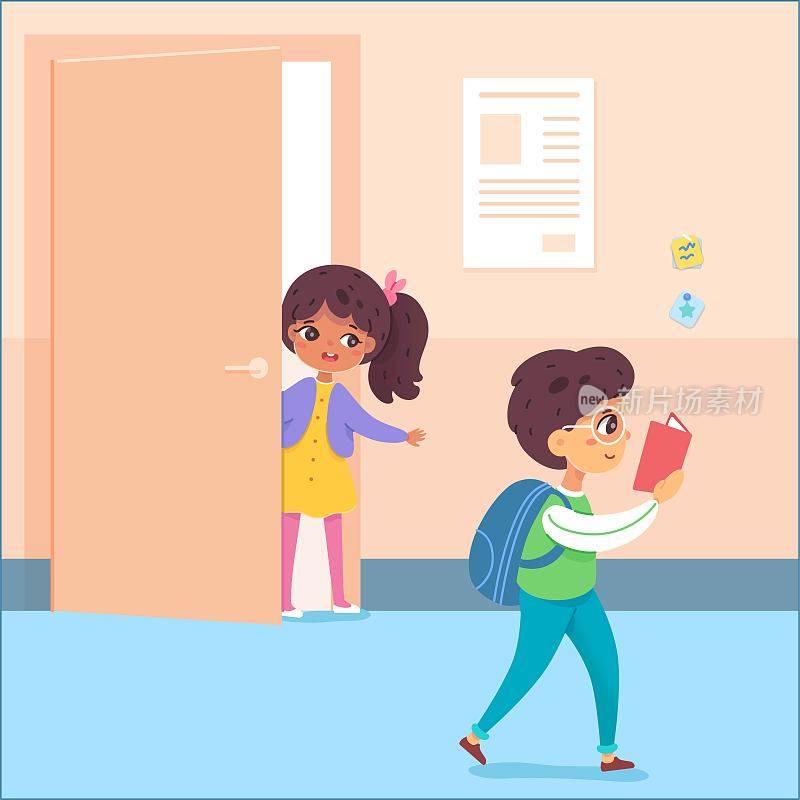 孩子们在学校休息。快乐可爱的男孩带着书走在走廊，微笑着，女孩站在教室门口。教育矢量插图。走廊的欢乐时光