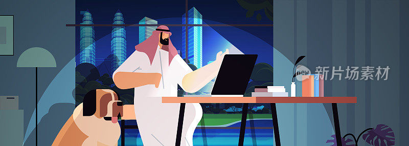 劳累过度的阿拉伯商人自由职业者看着笔记本电脑屏幕男子坐在黑暗的家庭房间的工作场所